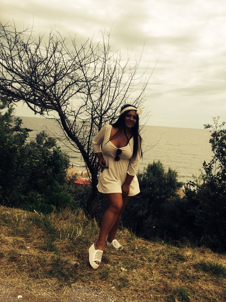 Bianca Rus s-a dus astazi la mare, chiar daca afara sunt putine grade si vremea este destul de mohorata