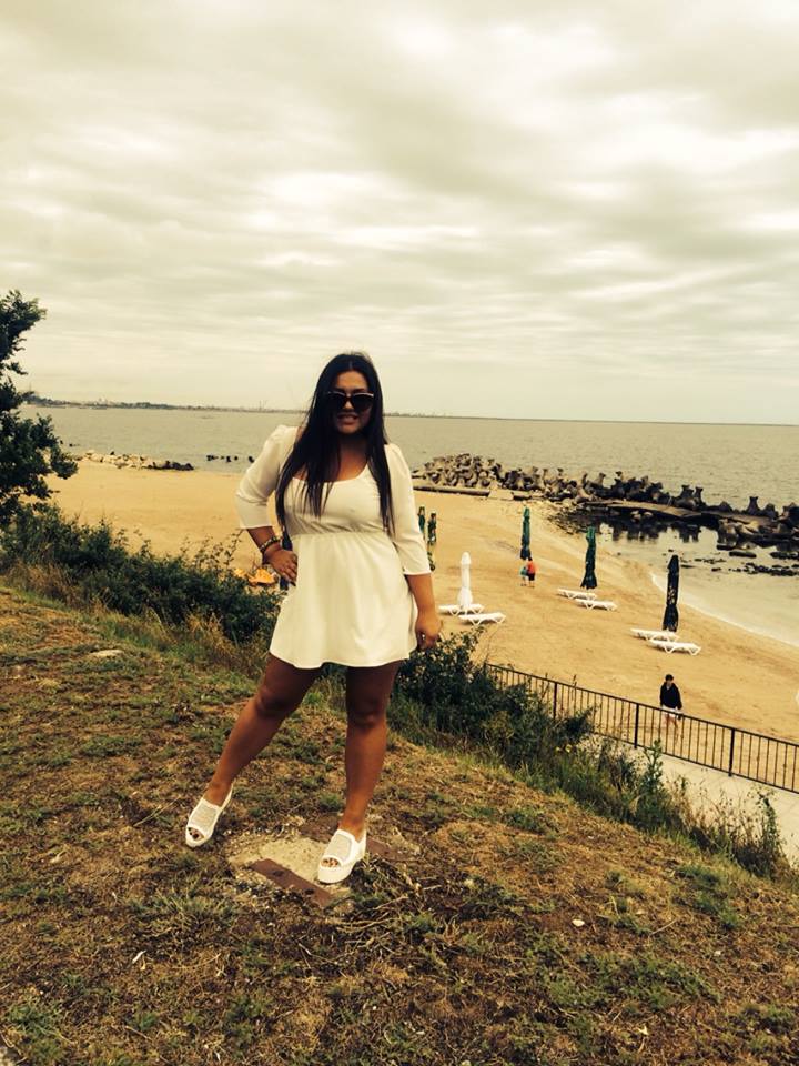 Fara sa ii pese de faptul ca i se vad sfarcurile, Bianca s-a fotografiat in mai multe ipostaze la malul marii