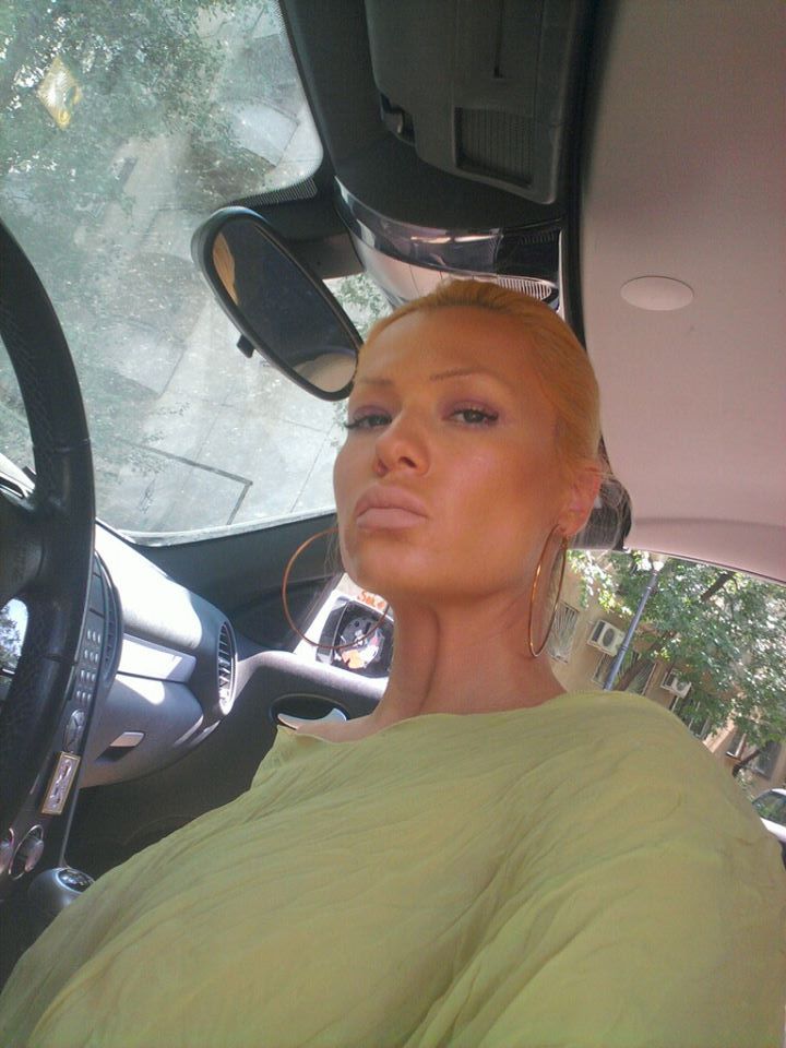 Simona este cunoscuta ca fiind una dintre blondele din showbiz