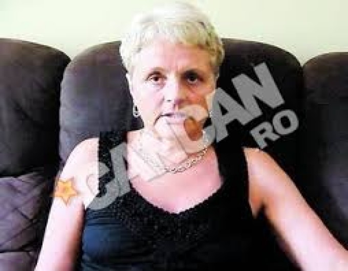 Cele doua surori, Laura si Ecaterina, sunt certate la cutite