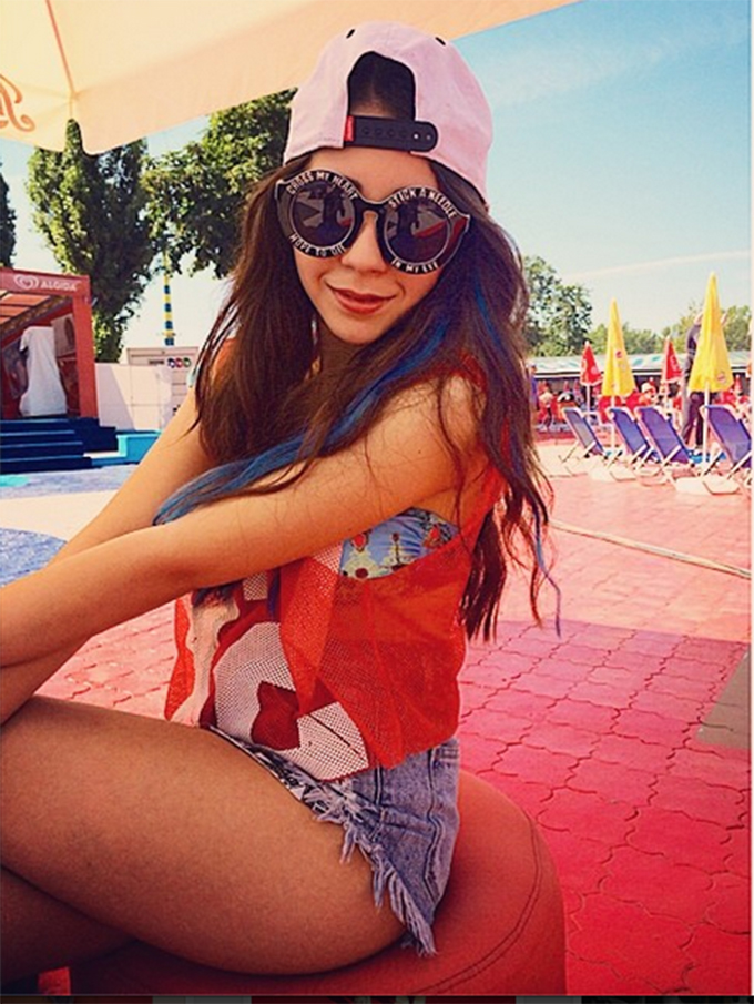 O sapca in trend, un tricou si o pereche de pantaloni foarte scurti, este tot ceea ce ii trebuie lui Nicole pentru a fi in centrul atentiei