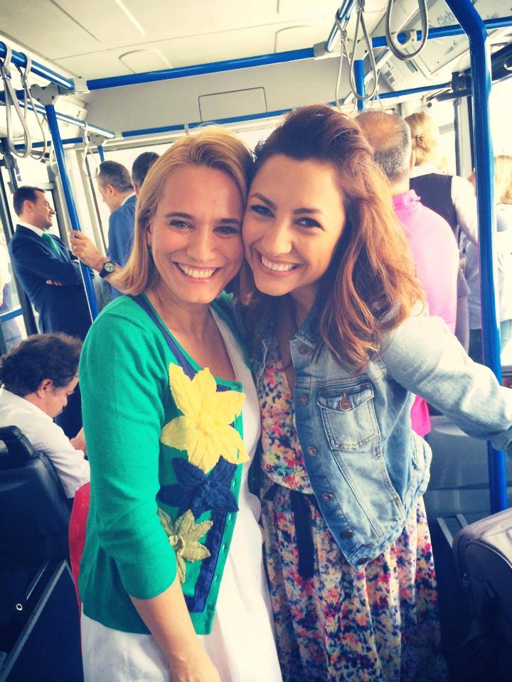 Andra si Andreea s-au fotografiat intr-un autobuz, in timp ce mergeau spre avion