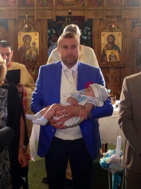 Designerul iubeste foarte mult copiii si a botezat pana acum cativa. Aici, alaturi de cel mai mic dintre finutii lui