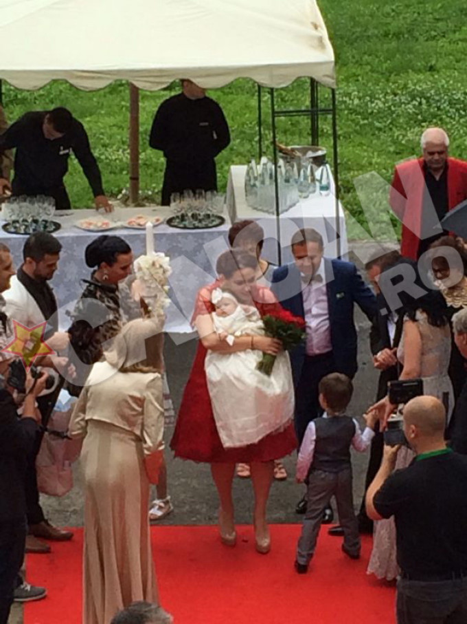 Oana l-a intalnit pentru prima data pe Petrus la nunta ei