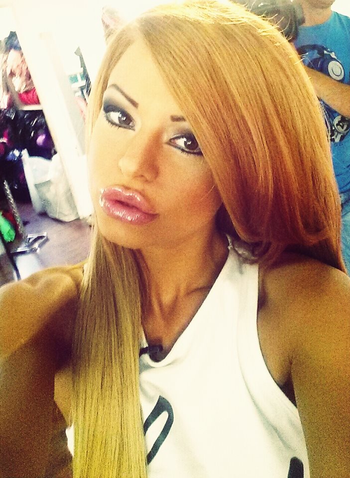 Ana si-a schimbat recent si culoarea parului