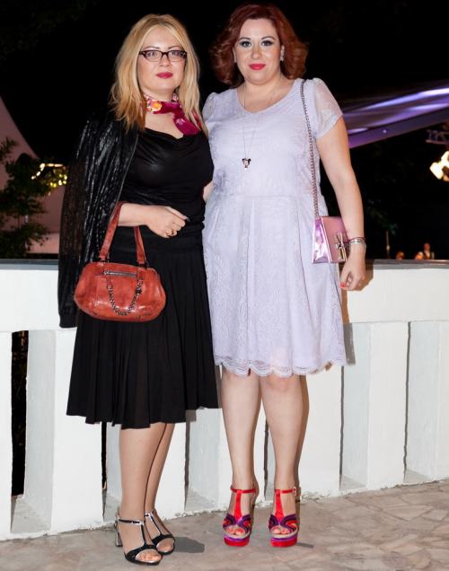 Catinca locuieste impreuna cu fiica si mama sa in vila din Primaverii. Oana sta cu sotul ei.