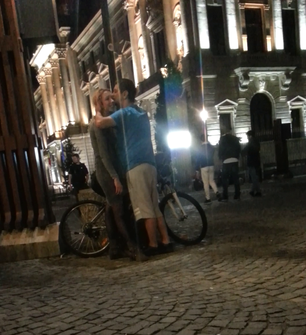 Strunila a pupat-o parinteste, pe frunste, pe tanara lui domnisoara