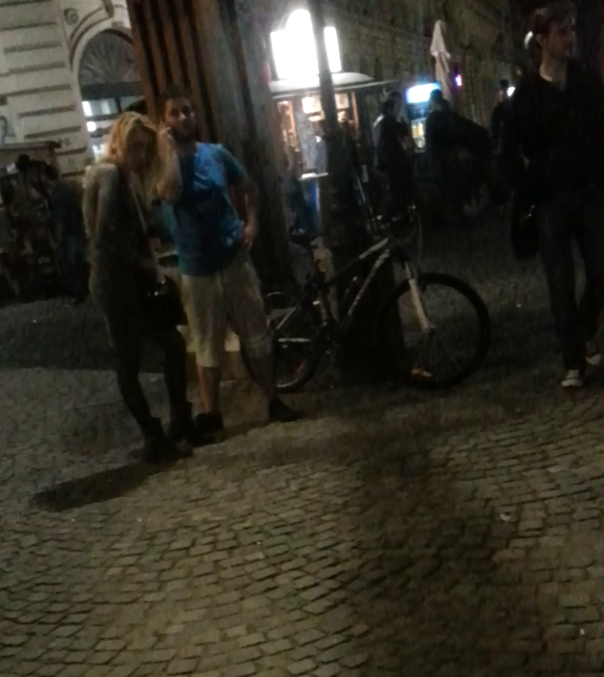 Octavian Strunila si-a petrecut mai bine de o ora in compania domnisoarei blonde