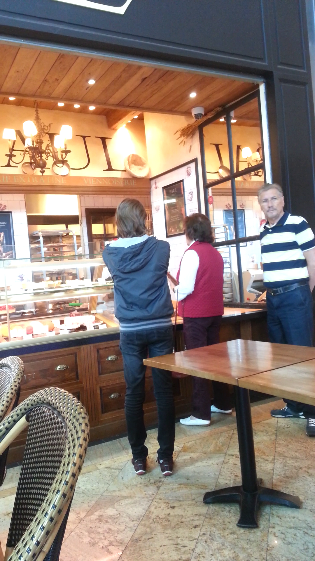 Emil Constantinescu a iesit, de curand, la mall cu sotia si pesemne nepotul acestuia