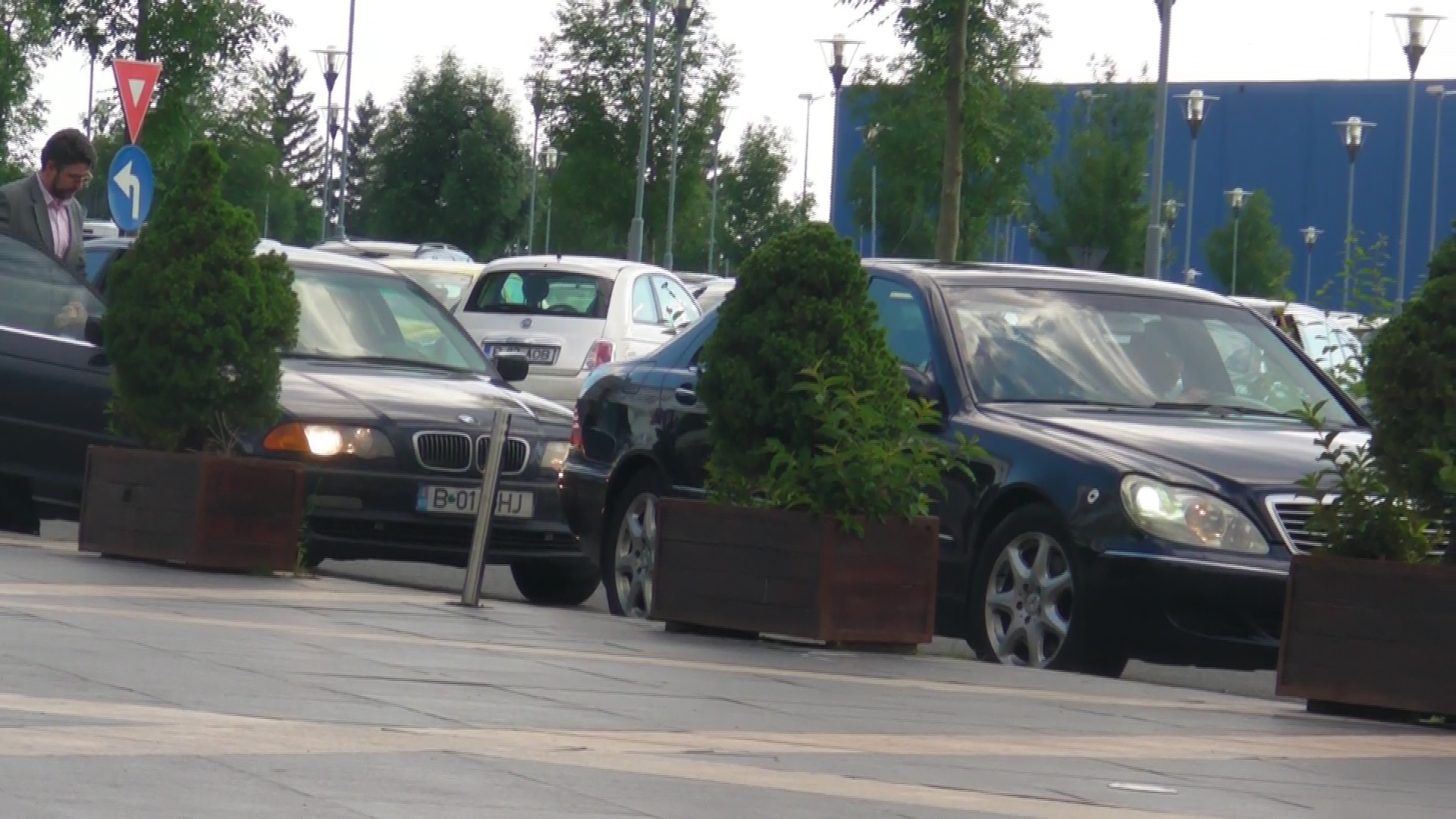 A fost nevoie de doua masini pentru ca fostul presedinte sa mearga la mall