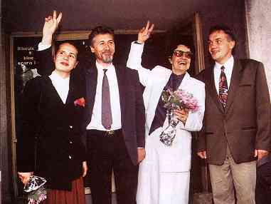 Emil Constantinescu, alaturi de sotie si cei doi copii ai lor