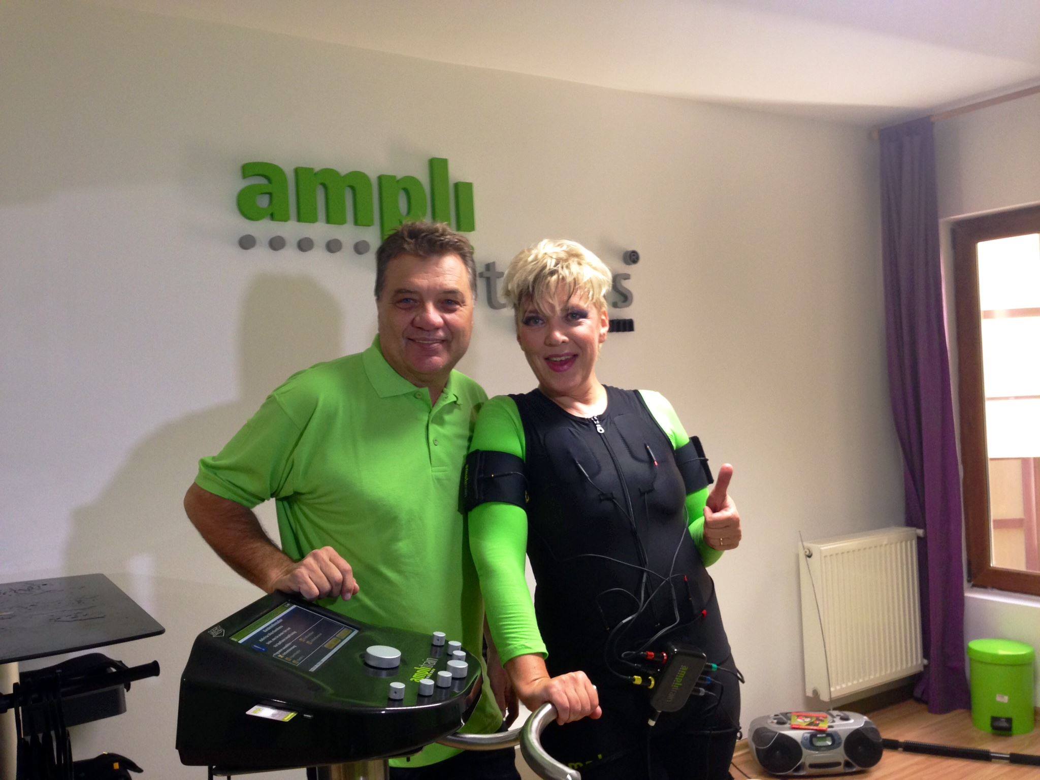 Silvia trage din greu la sala sa dea jos kilogramele in plus