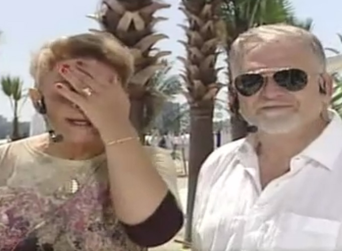 Prezentatoarea TV a aparut initial cu o pereche de ochelari la ochi, pe care si-a dat-o jos intre timp