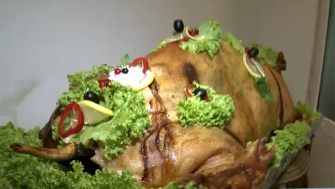 Prezentatorul TV a fost primit cu un prucelus de lapte la protap