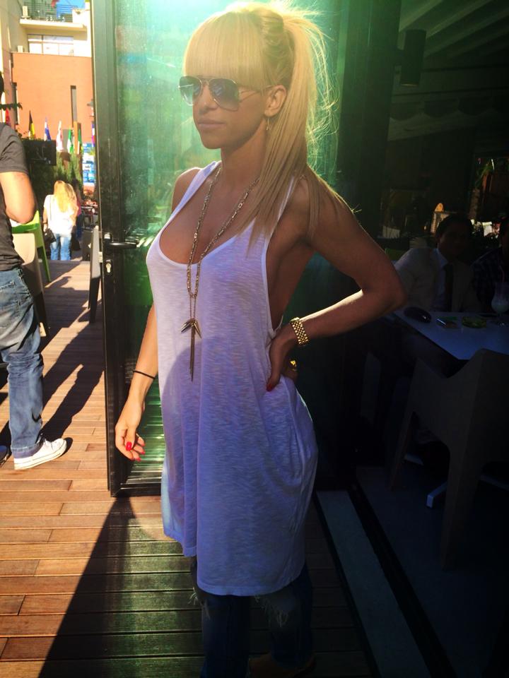 Sfarcurile Andei abia daca se vad si prin bluza extrem de transparenta