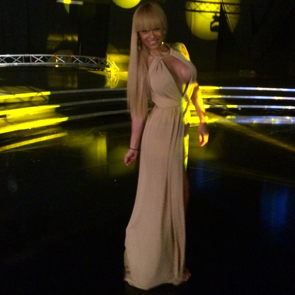 Anda Adam imbraca numai tinute care ii pun in valoare bustul voluminos