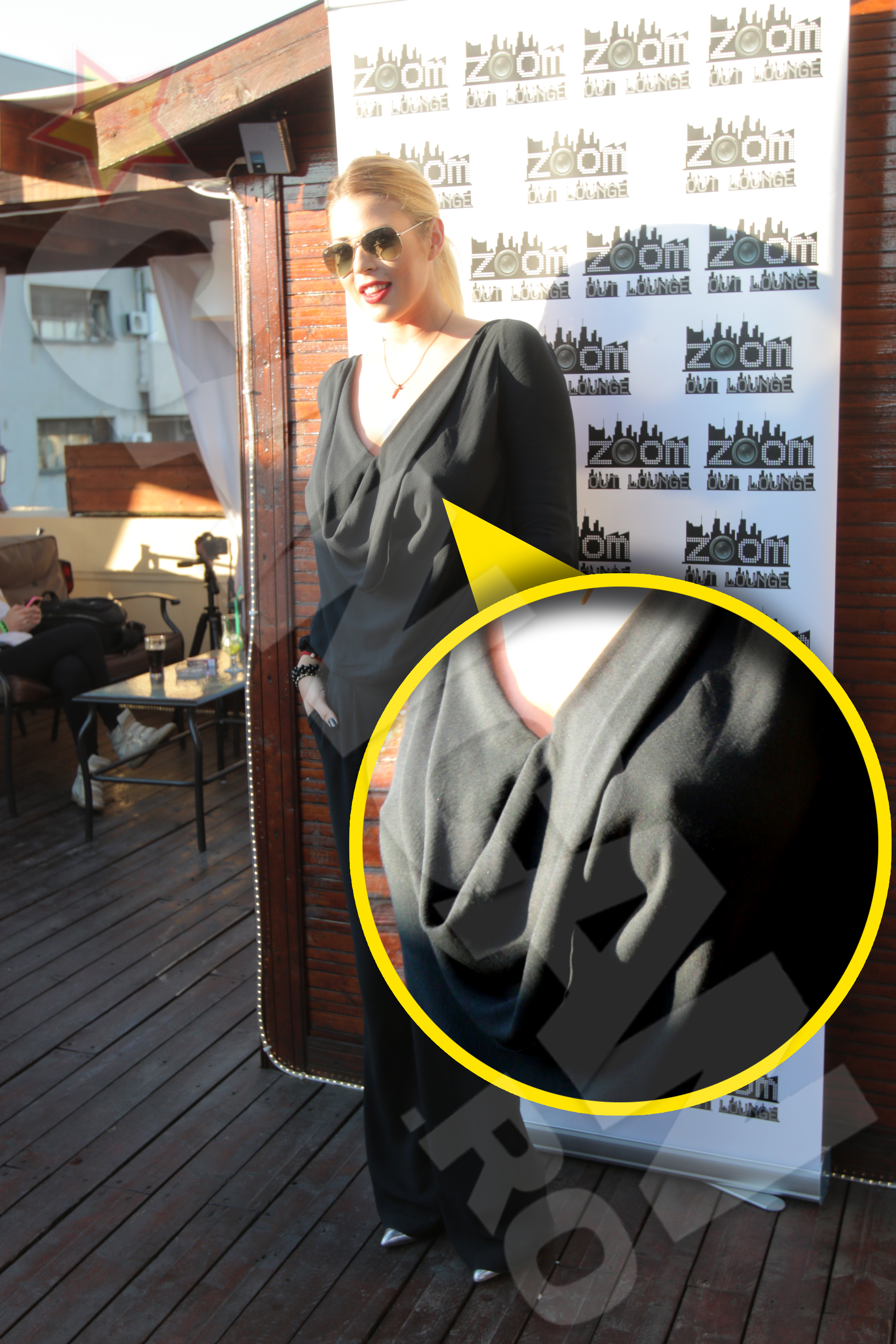 Roxana a venit imbracata cu o salopeta prin care ii ieseau sanii