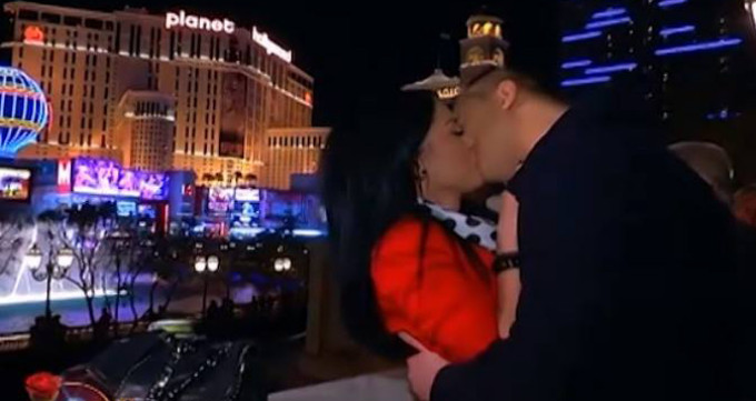 Andreea Mantea l-a sarutat pe unul dintre concurenti