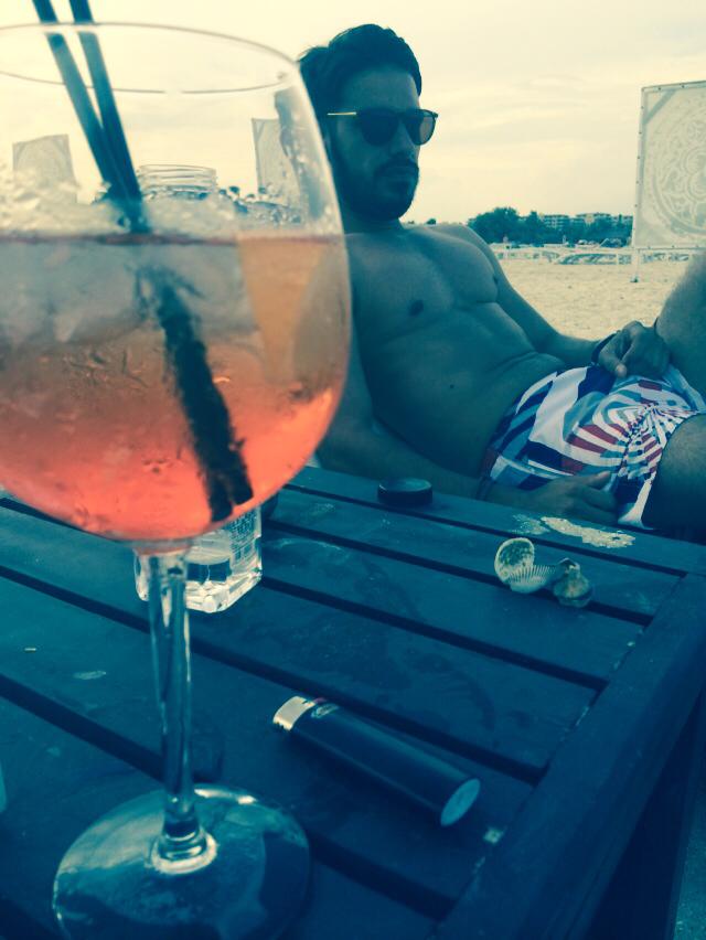 Tanarul face tot posibilul sa-i intre in gratii artistei