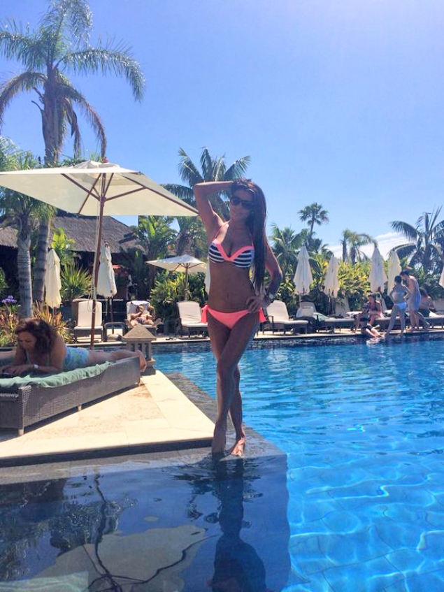 Roxana si-a etalat corpul bine lucrat intr-un costum de baie roz