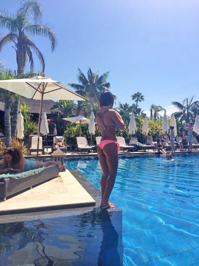 Roxana a fost fotografiata din mai multe unghiuri