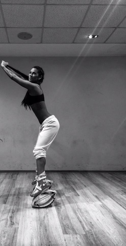 Roxana imbina utilul cu placutul: isi face meseria si are grija si de silueta ei