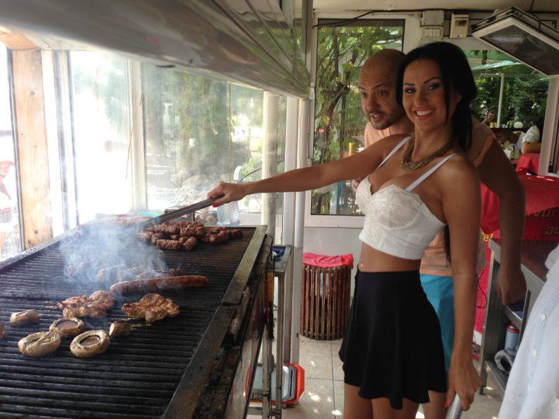 Daniela Crudu a preferat sa intoarca ea micii si carnea de pe gratar