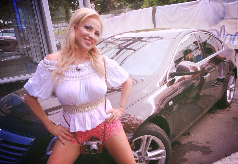 Rocsana Marcu a imbracat o bluza alba, fara sutien