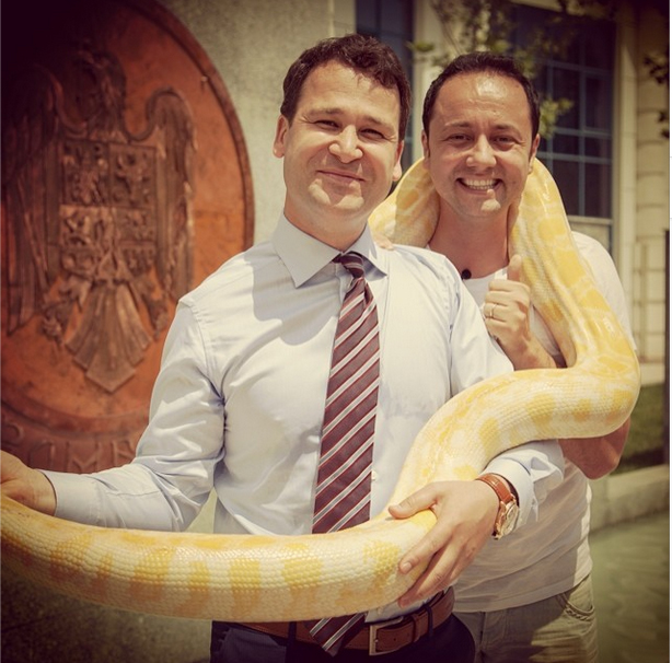 Catalin Maruta a fost nevoit sa se pozeze cu un sarpe la gat