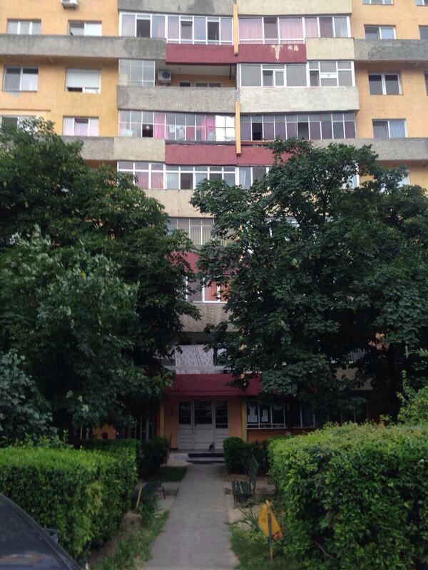 Stan a locuit impreuna cu mama si bunicii lui