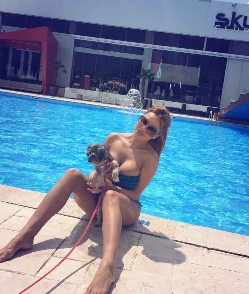 Blonda se lauda cu un bust impresionant