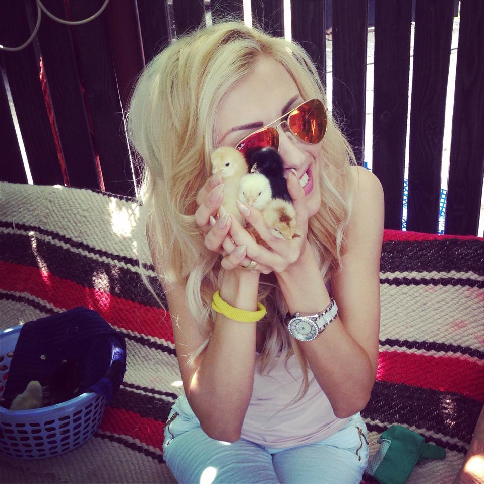 In drum spre un spectacol, Andreea s-a oprit in curtea bunicii sale