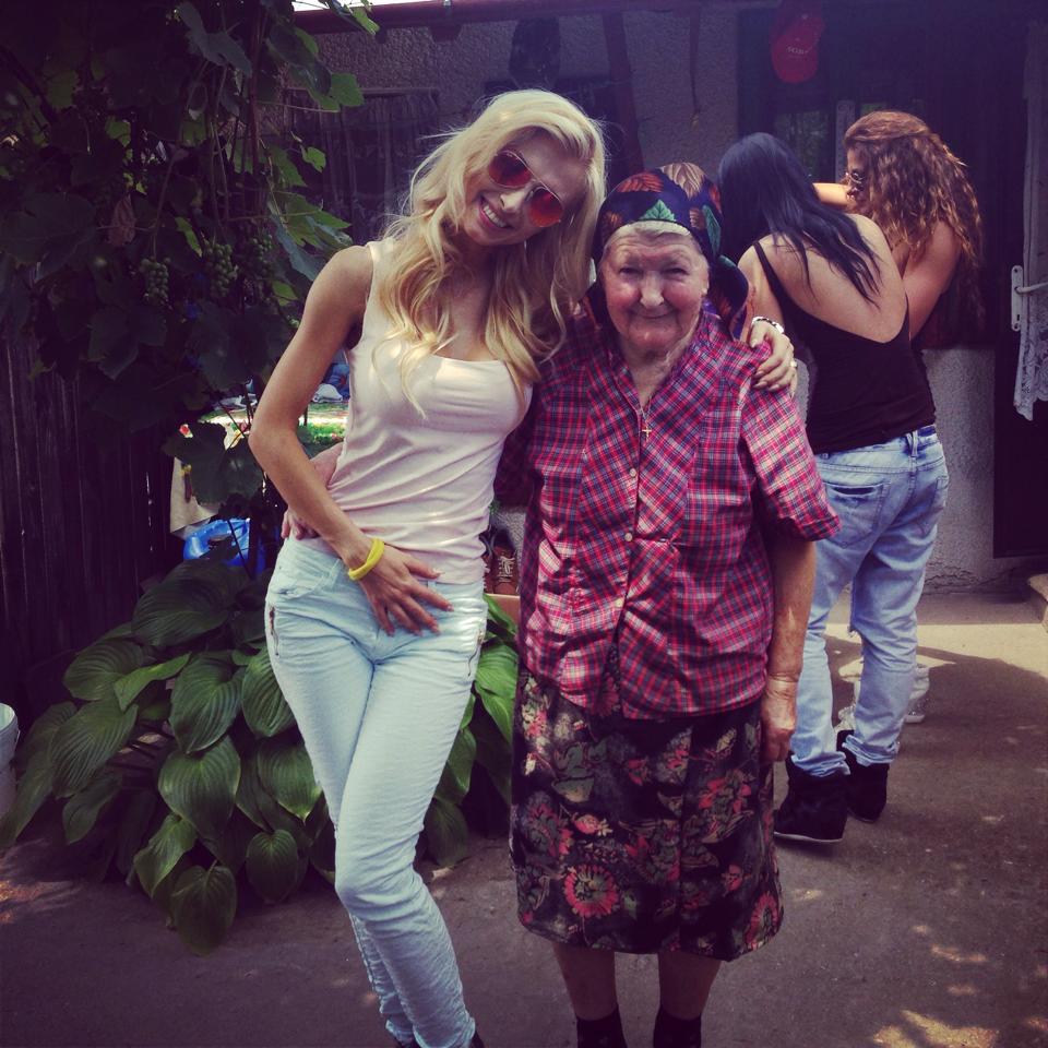 Fotografia in care Andreea apare alaturi de bunica ei a strans mii de like-uri intr-un timp record