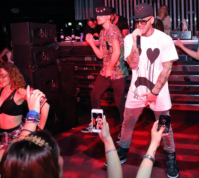 Velea s-a apucat de barbatie sub ochii unui grup de fete