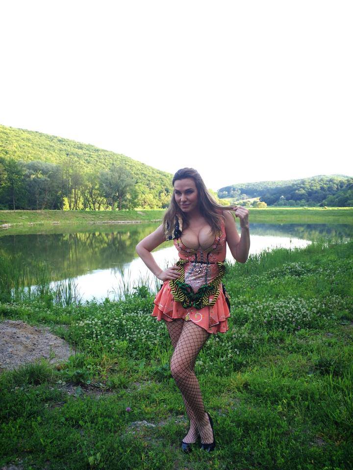 Fotografia in care Anna isi arata sanii i-a adus numai neplaceri vedetei