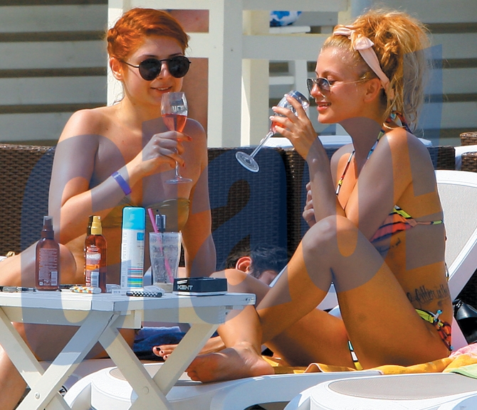 Fetele s-au racorit cu sampanie