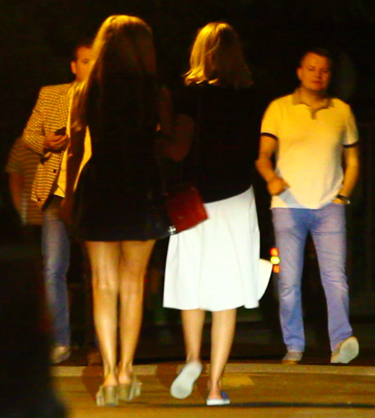 Tania a plecat din club cu prietena ei