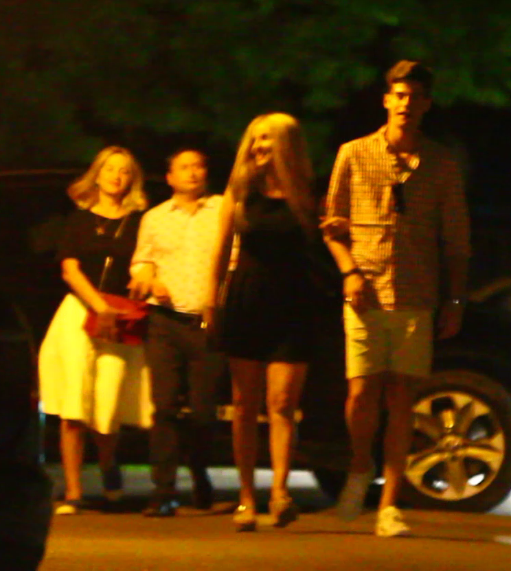 Tania l-a luat de brat la iesirea din club