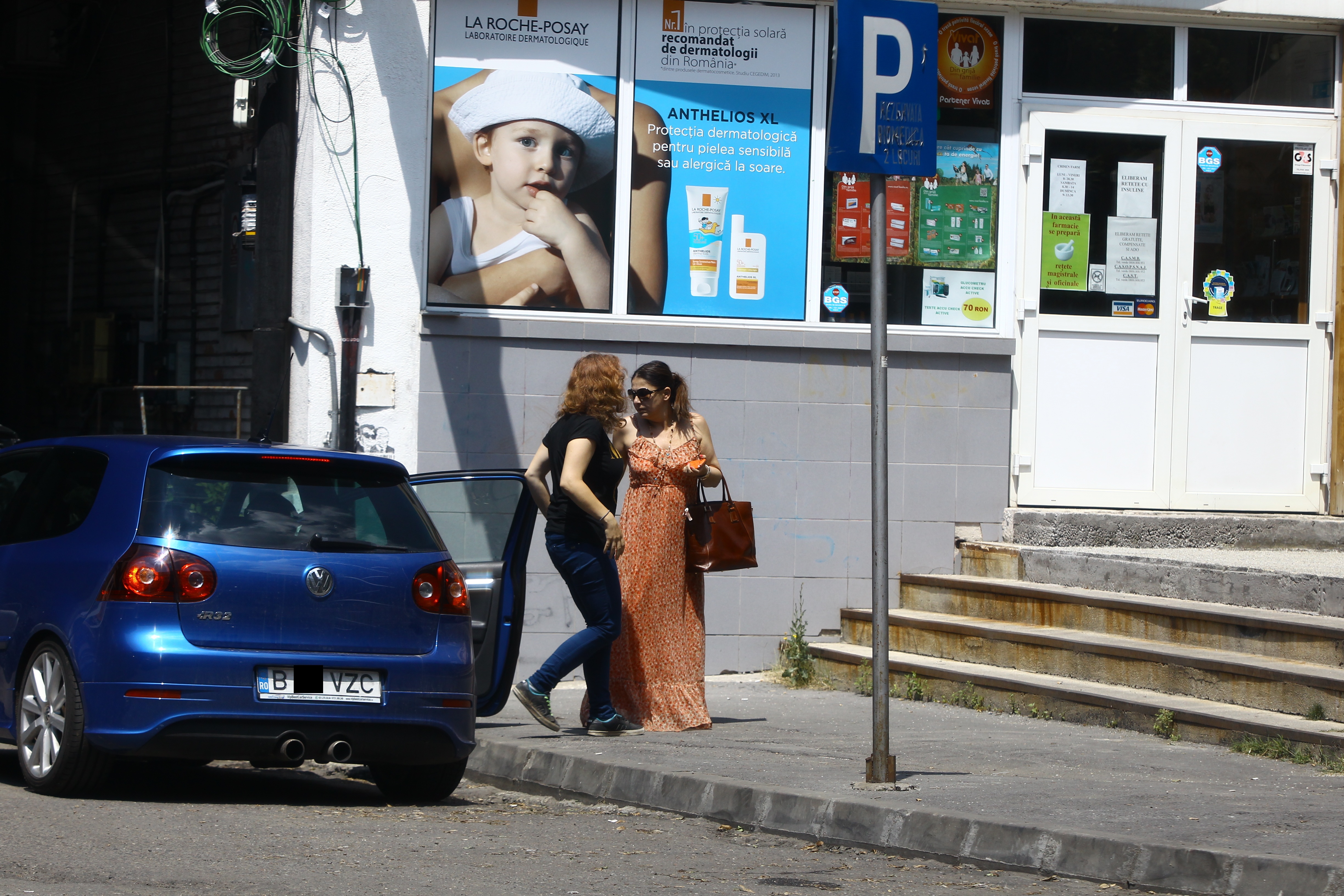 Anastasia a luat-o in oras si pe o prietena de-a ei