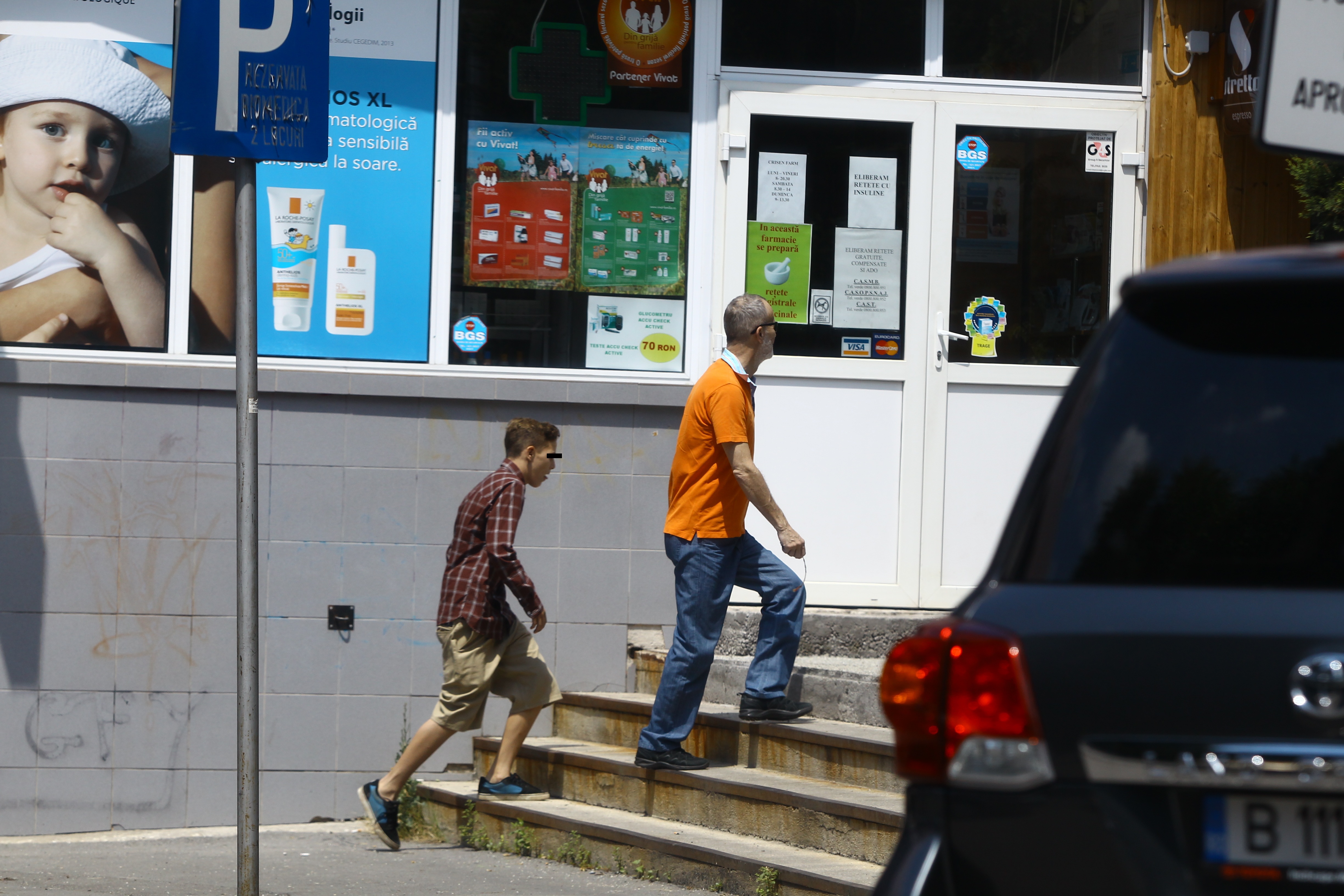 Cei doi barbati ai familiei s-au indreptat grabiti spre terasa