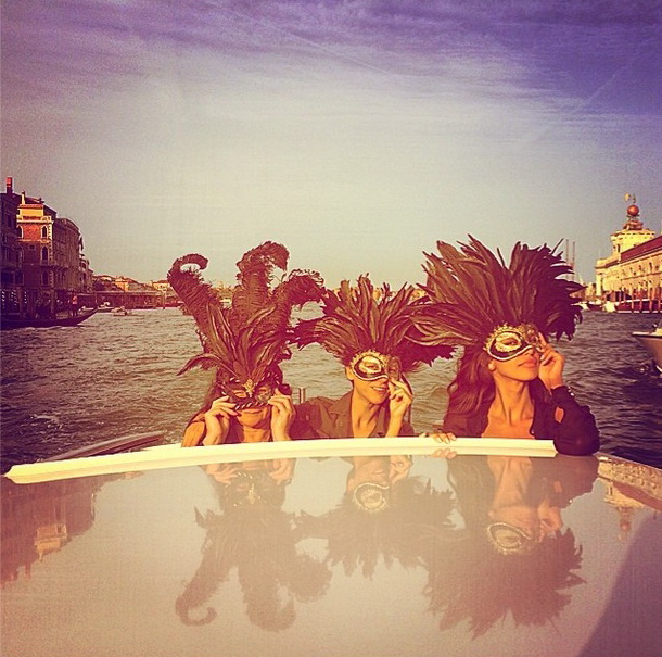 Mama romancei vine periodic in Italia