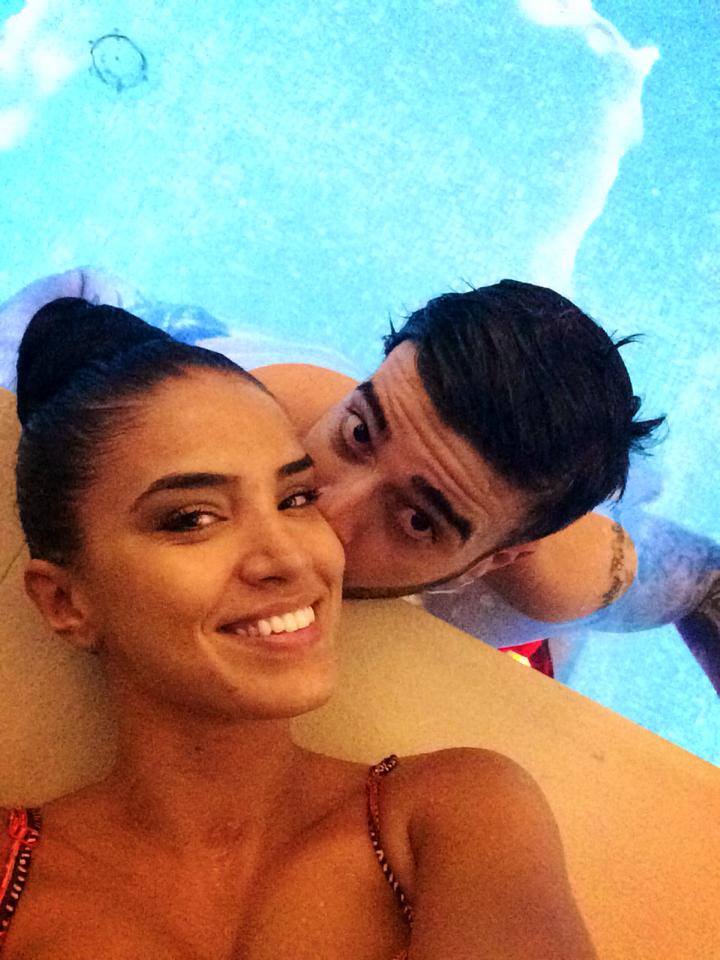 Cei doi s-au relazat la piscina unui hotel din Brasov