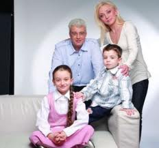 Artistul a fost casatorit 14 ani cu Lucian Bubulac si au doi copii: Raris si Daria