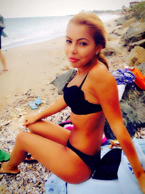 Din fata, Mihaela Mocanu arata foarte bine