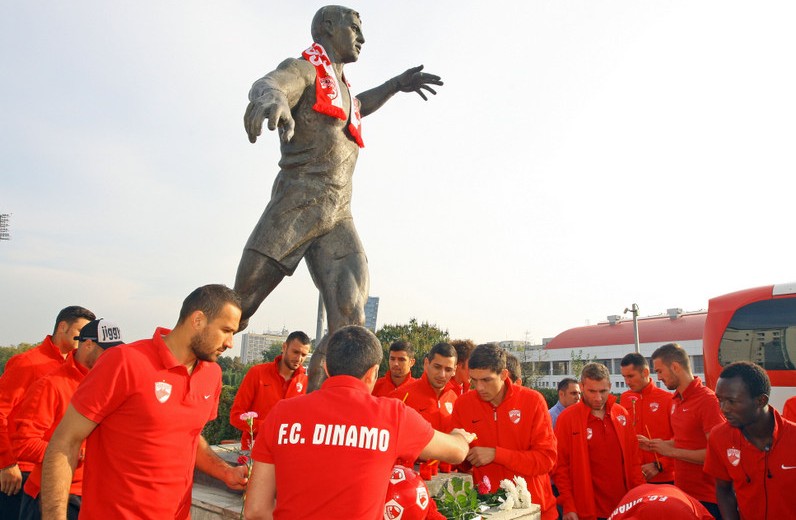 Conducerea clubului a facut un monument in cinstea 