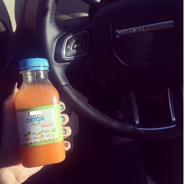 Delia consuma preparatele de tip detox facute de Camelia Sucu