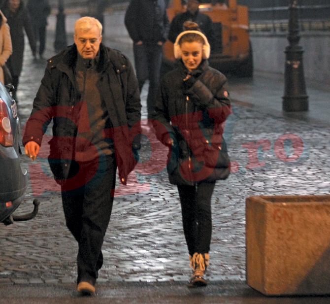 Adolescenta a parut incantata de compania tatalui.