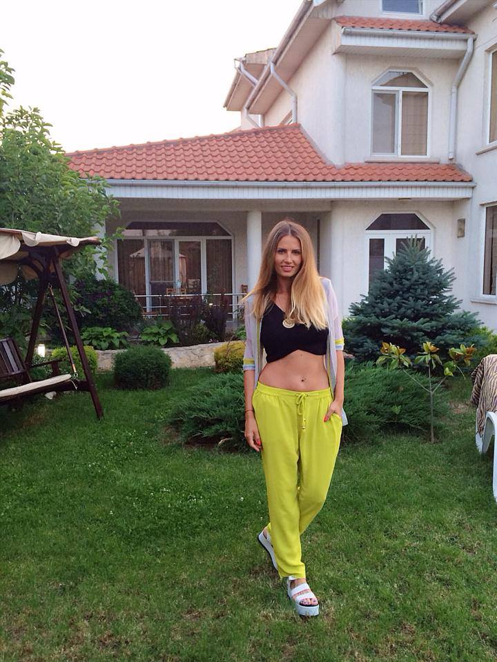 Desi are casa la Eforie, Andreea cere cazare cand sustine concerte pe litoral