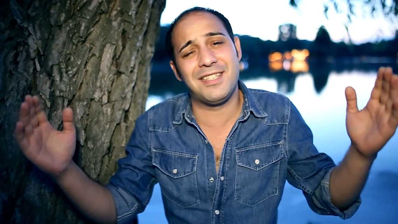 Mihaita Piticu le-a cantat detinutilor