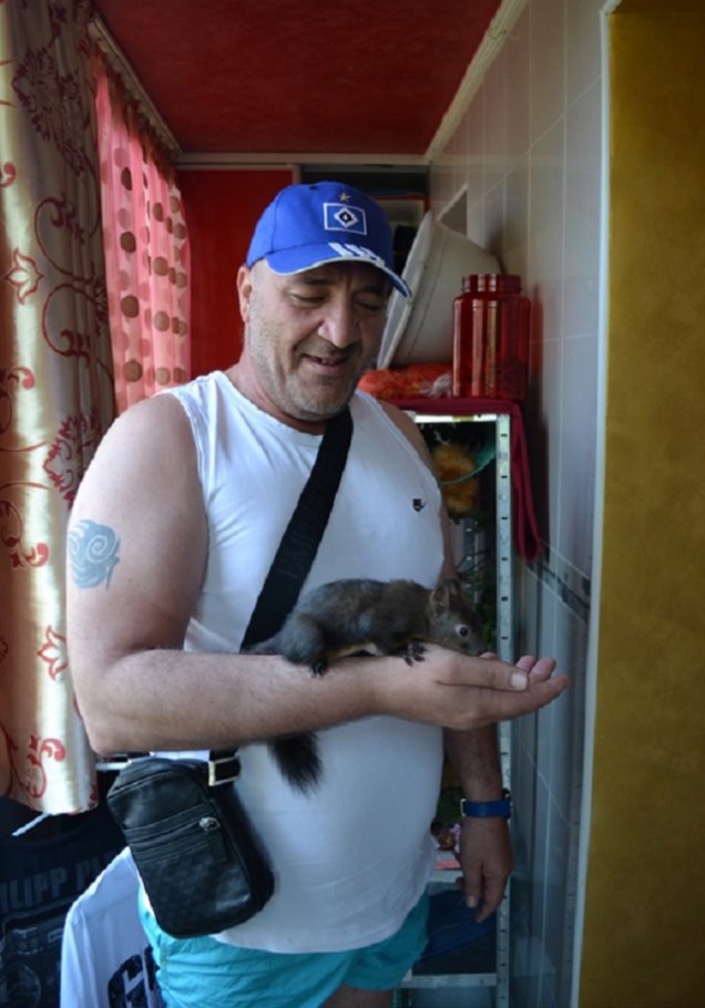 Protectia Animalelor a venit acasa la Nelson Mondialu' sa vada in ce conditii traieste veverita lui